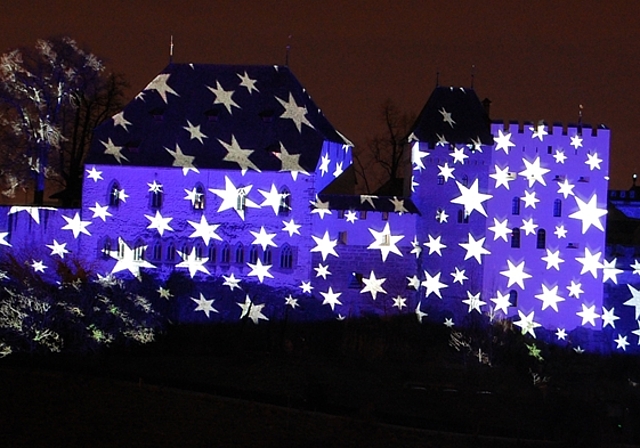 Faszination Lichtkunst in Lenzburg: Die von Gerry Hofstetter mit weissen Sternen beleuchtete Schlossfassade im Winter 2008. Foto: zvg
