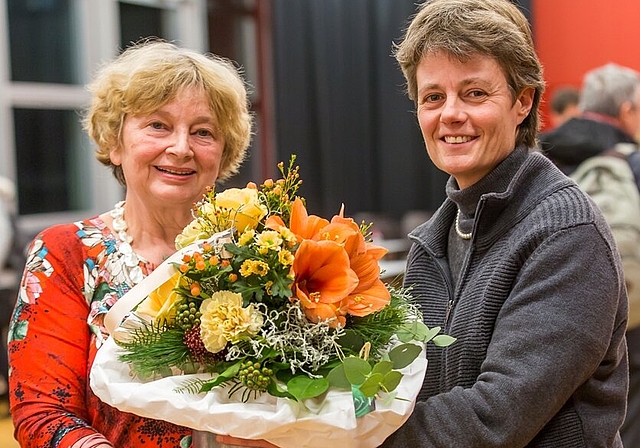 Blumen zum Abgang: Einwohnerratspräsidentin Marianne Tribaldos (CVP) und ihre voraussichtliche Nachfolgerin Brigitte Vogel (SVP).Foto: Fabio Baranzini