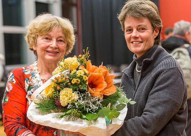Blumen zum Abgang: Einwohnerratspräsidentin Marianne Tribaldos (CVP) und ihre voraussichtliche Nachfolgerin Brigitte Vogel (SVP).Foto: Fabio Baranzini