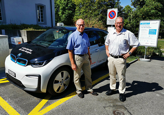 Niederschwelliges E-Auto-Angebot: Stadtrat Martin Stücheli und SWL-Geschäftsführer Markus Blättler am «E-Cargovia»-Standplatz. Foto: Fritz Thut