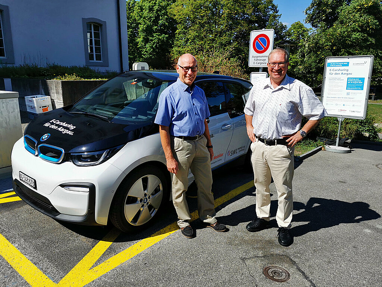 Niederschwelliges E-Auto-Angebot: Stadtrat Martin Stücheli und SWL-Geschäftsführer Markus Blättler am «E-Cargovia»-Standplatz. Foto: Fritz Thut