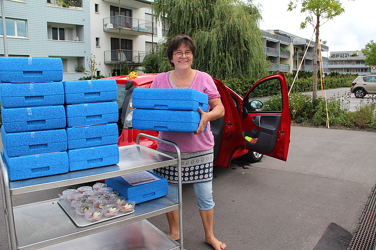 Hat mit dem Mahlzeitendienst eine für sie befriedigende Aufgabe gefunden: Trudy Gafner aus Wildegg beim Verstauen der Essensboxen, bevor es los geht auf die Tour. Foto: Carolin Frei
