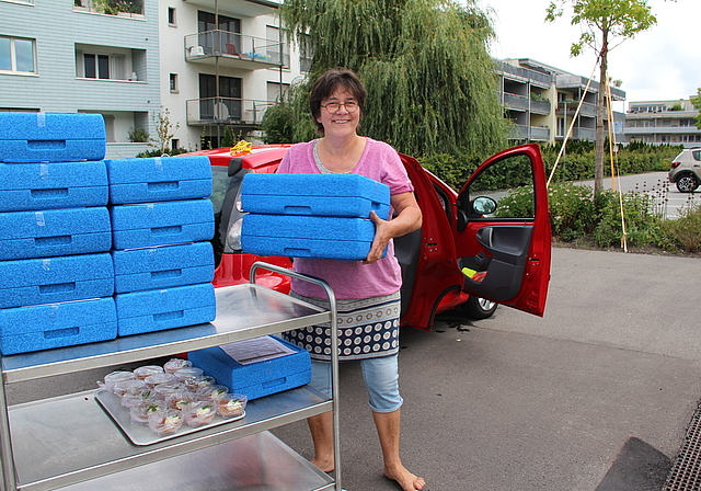 Hat mit dem Mahlzeitendienst eine für sie befriedigende Aufgabe gefunden: Trudy Gafner aus Wildegg beim Verstauen der Essensboxen, bevor es los geht auf die Tour. Foto: Carolin Frei
