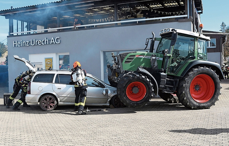 Der Verkehrsunfall ist simuliert.