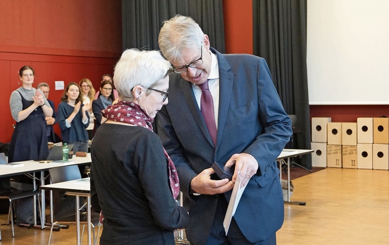Helene Thürig bekommt von Daniel Mosimann die Silbermedaille.Foto: Rinaldo Feusi