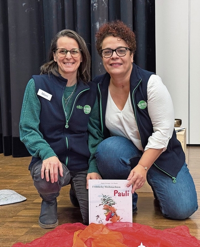 Monika Olita (links) und Angela Rosano vom Elternkreis freuen sich auf die Märli- und Bastelstunde.Foto: Verena Schmidtke
