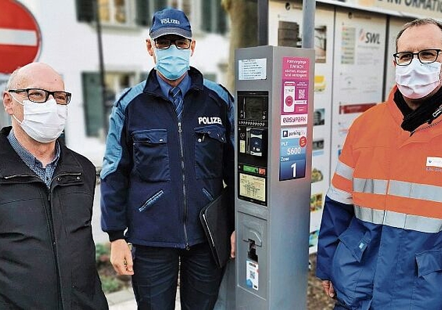 Präsentierten das neue Parkingpay-System: Stadtrat Martin Stücheli, Markus Basler, Fachstellenleiter Verkehr der Regionalpolizei Lenzburg, und Christian Brenner, Abteilungsleiter Tiefbau und Verkehr der Stadt Lenzburg. Foto: Fritz Thut