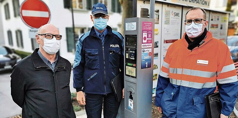 Präsentierten das neue Parkingpay-System: Stadtrat Martin Stücheli, Markus Basler, Fachstellenleiter Verkehr der Regionalpolizei Lenzburg, und Christian Brenner, Abteilungsleiter Tiefbau und Verkehr der Stadt Lenzburg. Foto: Fritz Thut