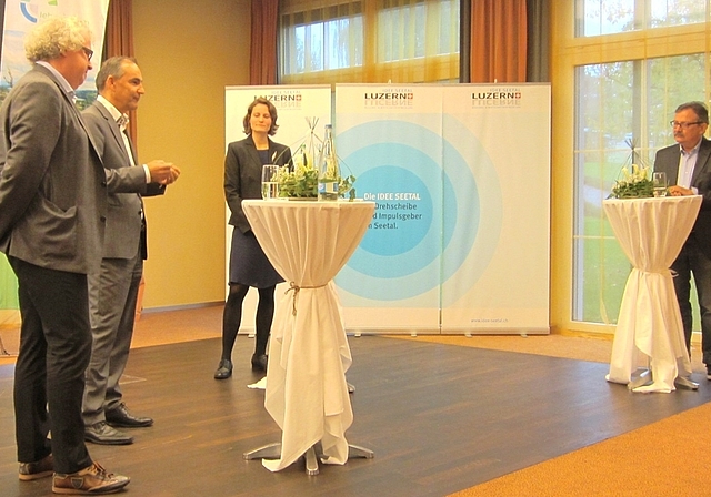 «Wir müssen Sorge tragen zur Natur», darüber waren sich René Bossard, Felix Suhner und Marleen Schäfer an der Podiumsdiskussion unter der Leitung von Diego Yanes einig. (Ast)