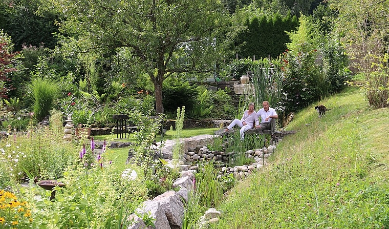 Grün, wohin man schaut: Der Garten von Kurt und Arlette Meier ist ein Ort zum Entspannen und Kraft tanken. Foto: Melanie Solloso