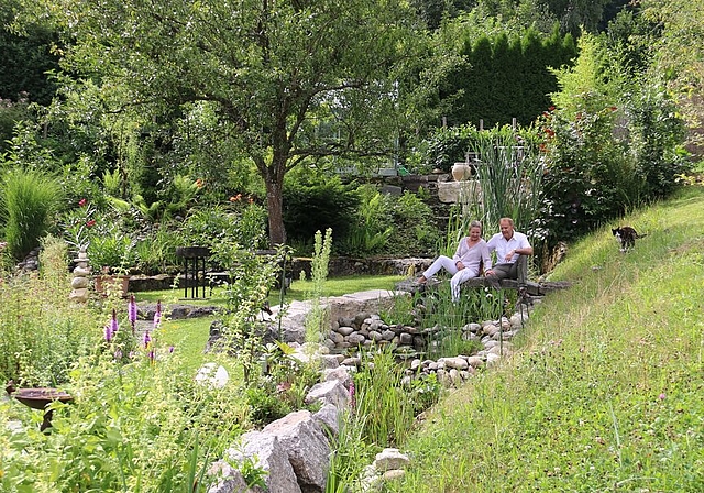 Grün, wohin man schaut: Der Garten von Kurt und Arlette Meier ist ein Ort zum Entspannen und Kraft tanken. Foto: Melanie Solloso
