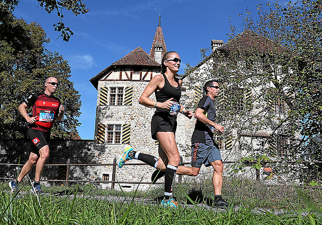Unterwegs vor dem Schloss Hallwyl: Szene vom Hallwilerseelauf des letzten Jahres. Foto: swiss-image/Andy Mettler