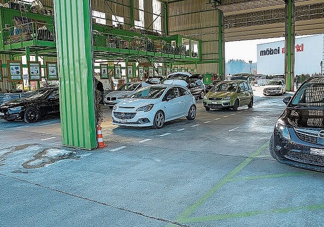 Alles unter einem Dach: Übersichtliche Verkehrsführung im Recycling Paradies Hunzenschwil. Foto: Peter Winkelmann
