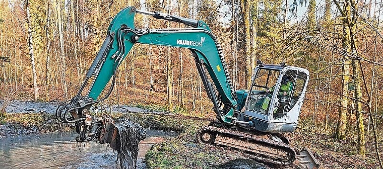 Vom Schlamm befreit: Baggerarbeiten am Seoner Schürberg-Weiher. Foto: Brigitte Urech