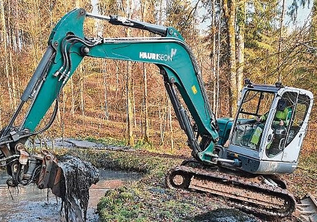 Vom Schlamm befreit: Baggerarbeiten am Seoner Schürberg-Weiher. Foto: Brigitte Urech