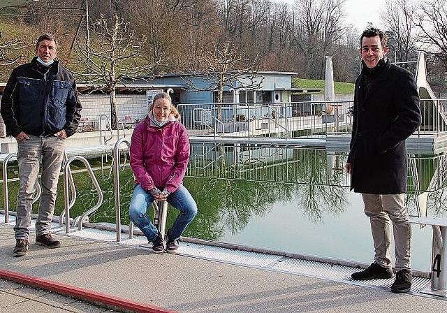 Sind wegen des Lehrplans21 auf der Suche nach Schwimmhilfs-Lehrkräften: Georges Hächler, Badmeister, Christine Schuster, Badmeister-Stellvertreterin und Daniel Marti, Präsident Schwimmbadkommission. Foto: Carolin Frei