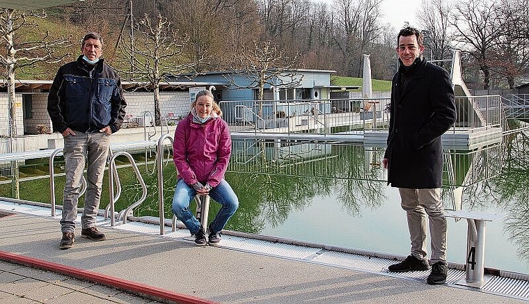 Sind wegen des Lehrplans21 auf der Suche nach Schwimmhilfs-Lehrkräften: Georges Hächler, Badmeister, Christine Schuster, Badmeister-Stellvertreterin und Daniel Marti, Präsident Schwimmbadkommission. Foto: Carolin Frei