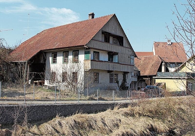 Werden bald beseitigt: Teile von ausgedienten Altbauten im Baugebiet Brunnrain. Foto: Alfred Gassmann