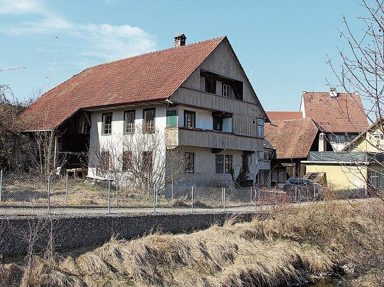 Werden bald beseitigt: Teile von ausgedienten Altbauten im Baugebiet Brunnrain. Foto: Alfred Gassmann