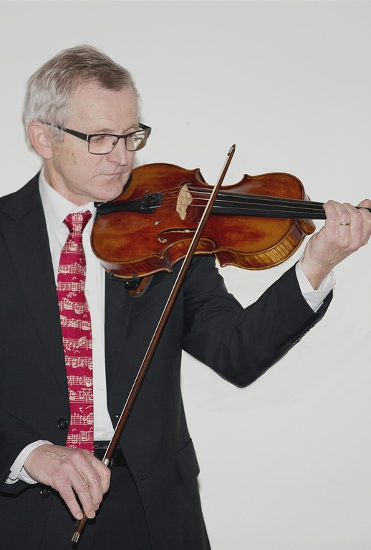 Musikalischer Vogelstimmenimitator: Christian Marti von der Vogelwarte Sempach entpuppte sich an der NVSV-GV als Meister der Bratsche (Bild), der Gitarre und der Blockflöte. Foto: Werner Stehling
