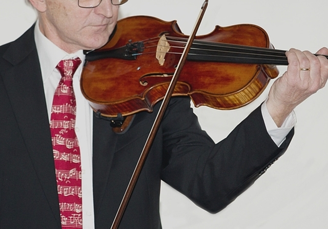 Musikalischer Vogelstimmenimitator: Christian Marti von der Vogelwarte Sempach entpuppte sich an der NVSV-GV als Meister der Bratsche (Bild), der Gitarre und der Blockflöte. Foto: Werner Stehling