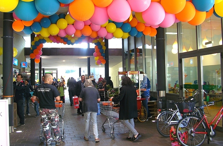 Aktionen unter dem Ballonhimmel: Das Einkaufszentrum Müli-Märt feierte sein 35-Jahr-Jubiläum. Foto: Stefanie Osswald Aktionen unter dem Ballonhimmel: Das Einkaufszentrum Müli-Märt feierte sein 35-Jahr-Jubiläum. Foto: Stefanie Osswald