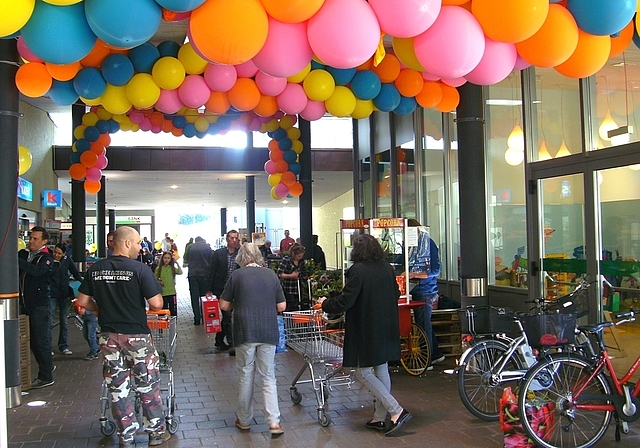 Aktionen unter dem Ballonhimmel: Das Einkaufszentrum Müli-Märt feierte sein 35-Jahr-Jubiläum. Foto: Stefanie Osswald