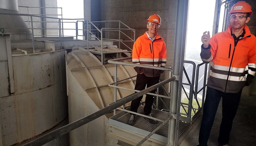 Gigantische Dimensionen: Marcel Bieri und Urs Portmann erklären die neue Wärme-Rückgewinnungs-Anlage bei den Jura-Cement-Fabriken in Wildegg. Foto: Fritz Thut Gigantische Dimensionen: Marcel Bieri und Urs Portmann erklären die neue Wärme-Rückgewinnungs-Anlage bei den Jura-Cement-Fabriken in Wildegg. Foto: Fritz Thut