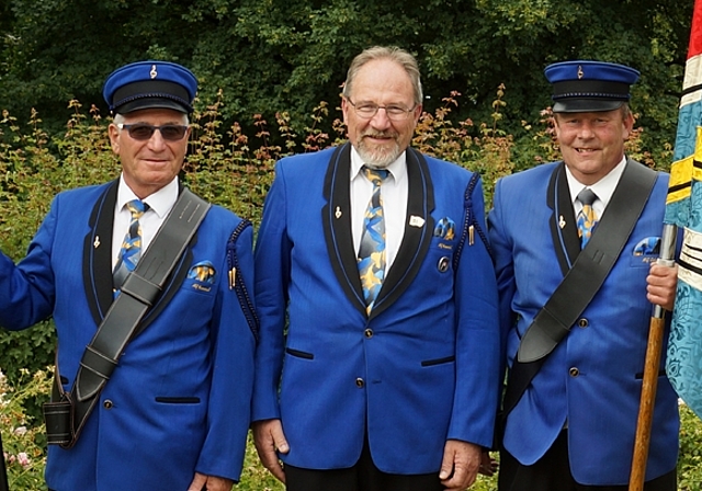 <em>Erfolgreicher Einsatz am Kantonalmusikfest in Laufenburg:</em> Anton Wernli, umrahmt von den beiden Fähnrichen Sergio Spadot und Günther Spatz. Foto: zvg