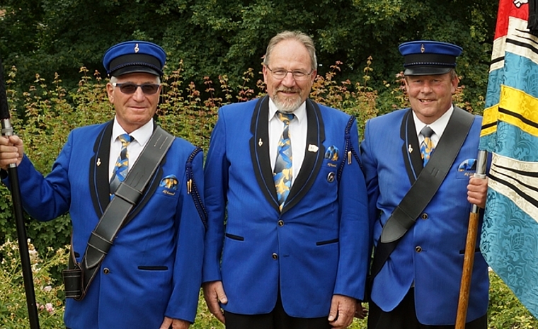 <em>Erfolgreicher Einsatz am Kantonalmusikfest in Laufenburg:</em> Anton Wernli, umrahmt von den beiden Fähnrichen Sergio Spadot und Günther Spatz. Foto: zvg