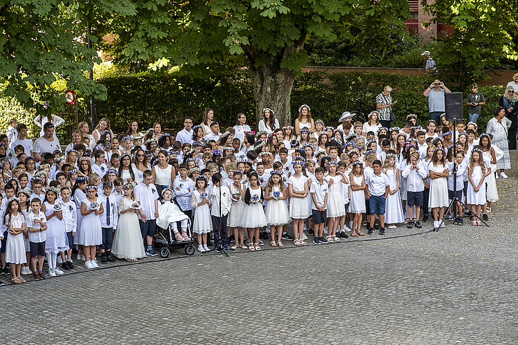 Ganz in Weiss, mit einem Blumenstrauss: Morgenfeier auf dem Hünerwadelplatz. Foto: Peter Siegrist
