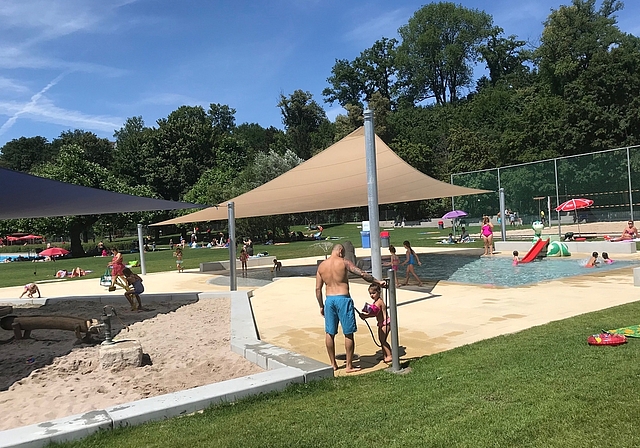 Neu gestalteter Kinderbereich:  Wasser und Sand sind für die Kinder die liebsten Spielelemente. Nun können sie diese sogar unter den Sonnensegeln geniessen. Foto: Hanny Dorer