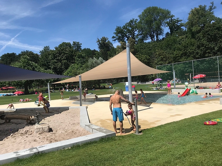 Neu gestalteter Kinderbereich:  Wasser und Sand sind für die Kinder die liebsten Spielelemente. Nun können sie diese sogar unter den Sonnensegeln geniessen. Foto: Hanny Dorer