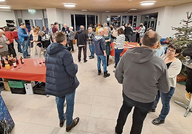 Über 80 Einheimische sind am Apéro erschienen.Foto: zvg