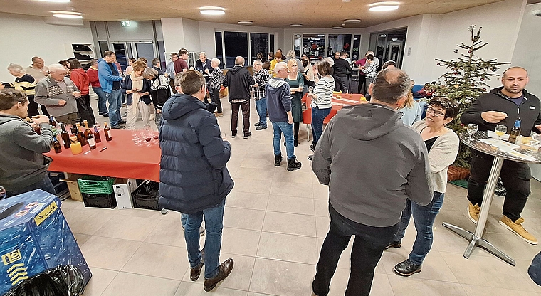Über 80 Einheimische sind am Apéro erschienen.Foto: zvg