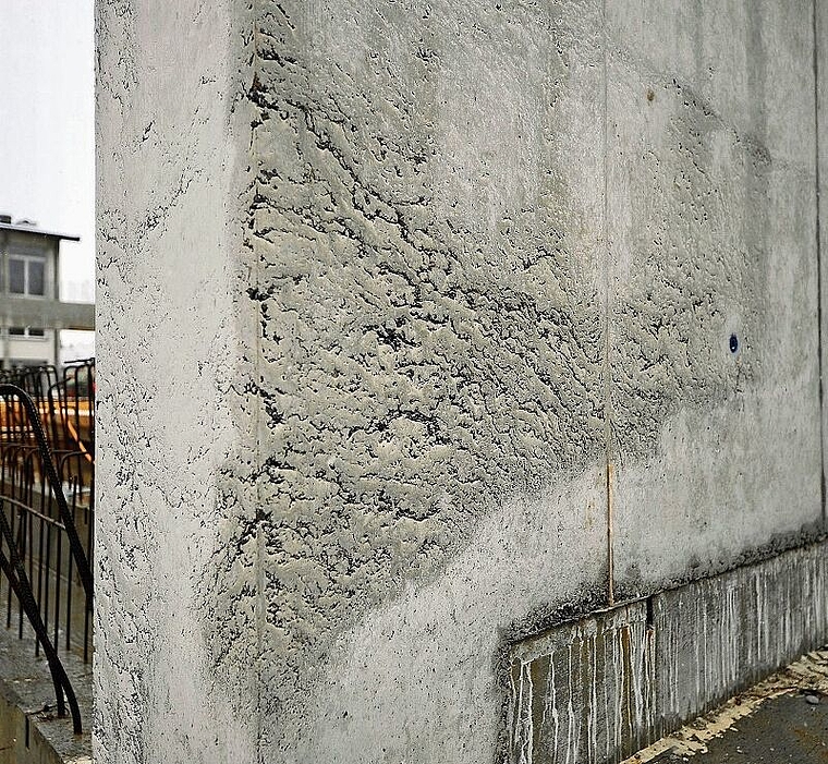 Auslöser der Diskussionen: Sichtbetonwand beim Schulhaus Birrwil mit undichter Schalung, Aussandung und Wolkenbildung. Foto: zvg