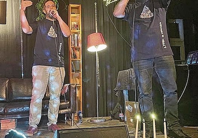 Konzert zum 10-Jahr-Jubiläum: Claude Hasler alias Tonki MC mit Pascal Griesshammer im Lenzburger «Tommasini». Foto: zvg