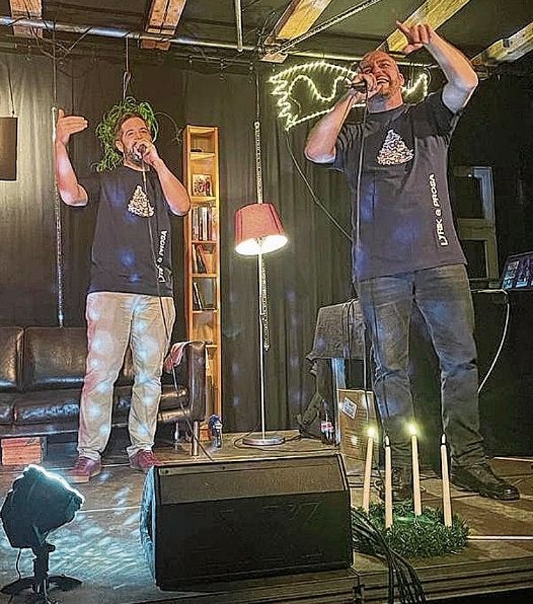 Konzert zum 10-Jahr-Jubiläum: Claude Hasler alias Tonki MC mit Pascal Griesshammer im Lenzburger «Tommasini». Foto: zvg