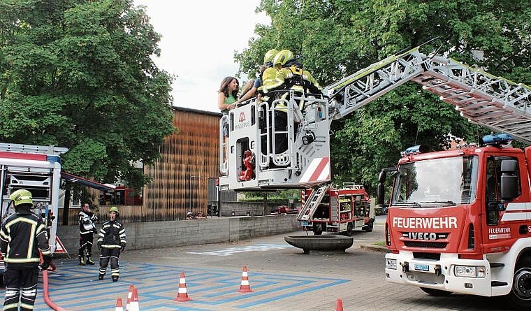 Begeisterte Gerettete: Schulkinder verliessen das «brennende» Sarmenstorfer Schulhaus im Korb der Feuerwehrdrehleiter.Foto: Alexander Studer