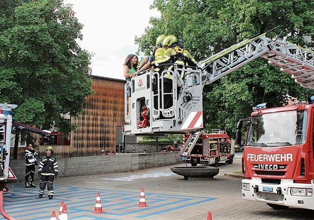 Begeisterte Gerettete: Schulkinder verliessen das «brennende» Sarmenstorfer Schulhaus im Korb der Feuerwehrdrehleiter.Foto: Alexander Studer