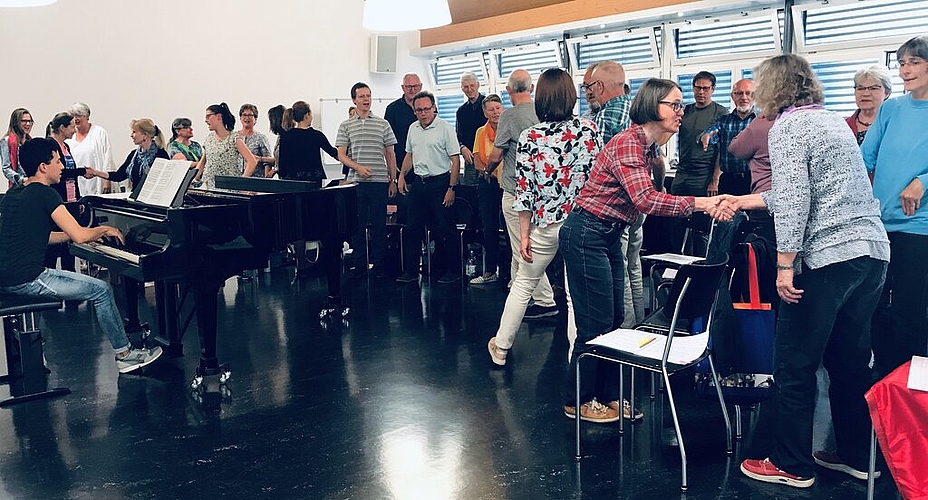 <em>Bewegung gehört dazu: </em>Die Chormitglieder müssen sich auf Text und Melodie konzentrieren und sich trotzdem möglichst natürlich bewegen; am Flügel Ramin Abbassi.
