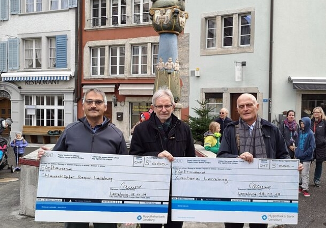 <em>Zwei Schecks über 5000 Franken:</em> Hanspeter Gehrig (Chlausklöpfer), Fischessen-OK-Präsident Sergio Caneve und Dieter Weber (Kantorei). Foto: Fritz Thut