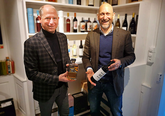 Stehen hinter «Grape & Grain»: Thomas Hermann und Matthew Bywater in ihrem Degustationsraum am Sandweg 4 in Lenzburg. Foto: Fritz Thut