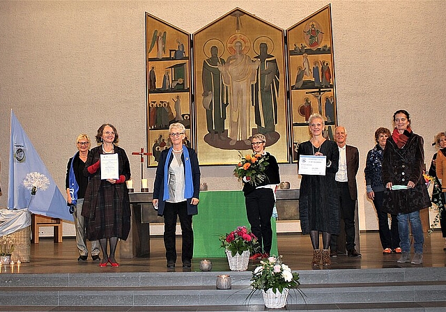 Feierliche Übergabe: Vertreterinnen von «Die Tanten» aus Sarmenstorf bekommen in Aarau den AKF-Frauenpreis. Foto: Graziella Jämsä