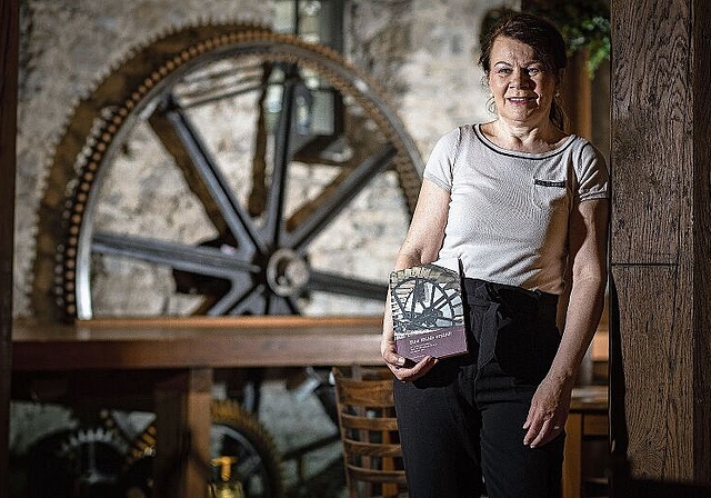 Erzählt die Geschichte der Unteren Mühle in Seon: Mitbesitzerin Bernadette Zemp mit ihrem Buch «Eine Mühle erzählt». Foto: Chris Iseli