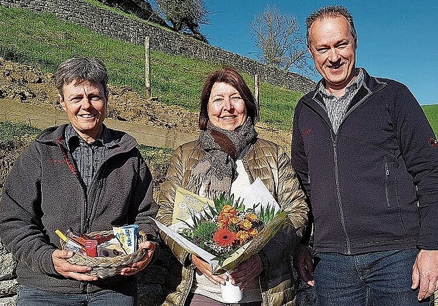 Auf dem Korrespondenzweg nominiert:  Stadtratskandidatin Corin Ballhaus, flankiert von Parteipräsidentin Brigitte Vogel und Michael Häusermann. Foto: zvg