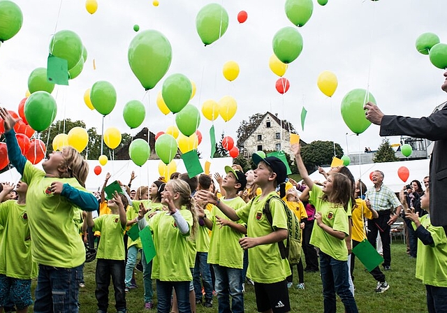 <em>So war es vor vier Jahren:</em> Erste «Haubuer Chilbi» mit Schulkindern, die – beobachtet von Erziehungsdirektor Alex Hürzeler – Ballone steigen lassen. Foto: Jiri Reiner