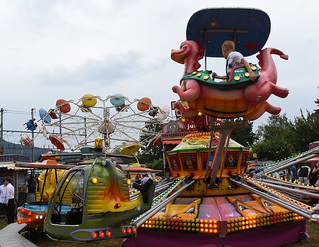 <em>Etwas, das am Jugendfest nicht fehlen darf:</em> Der Lunapark mit seinen Bahnen.