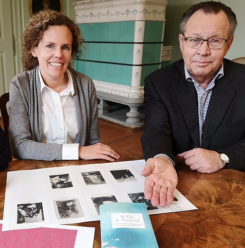 <em>Ein kongeniales Duo:</em> Christine von Arx mit Stiftungsratspräsident Urs F. Meier bei der Präsentation des Buchs «In Liebi und Fründschaft» über Sophie Haemmerli-Marti. Foto: Fritz Thut

