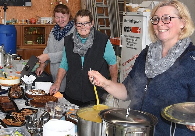 <em>Frauendomäne:</em> Marianne Leutwiler (links) und Rosi Graf (rechts) und ihre Mutter Ruth (Mitte) in der Schöfeler-Beiz. Foto: Andreas Walker